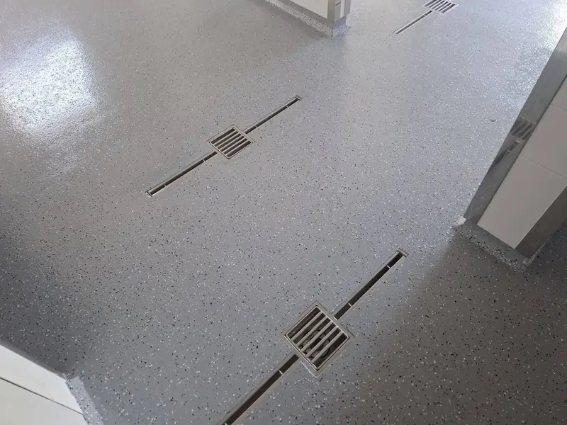 Műgyanta padló rozsdamentes folyókákkal húsipari üzemben