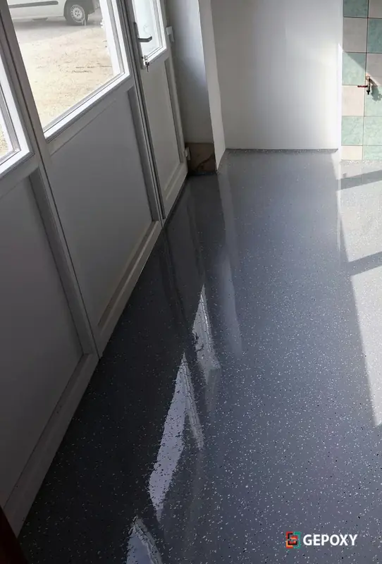 Sötét, fényes műgyanta padló üzlethelyiségben